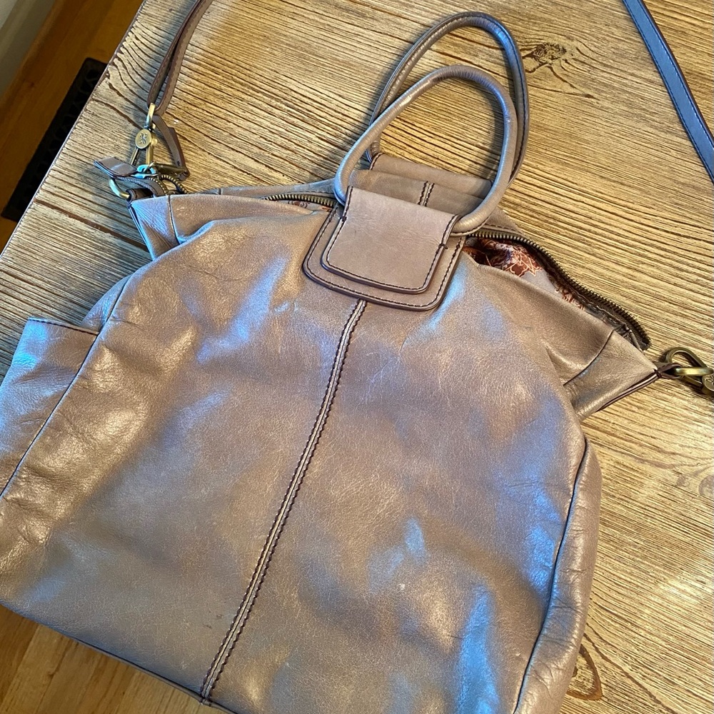 Tan used Hobo Sheila purse.